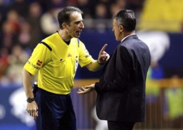 El árbitro Fernández Borbalán habla con el entrenador del Levante Lucas Alcaraz.