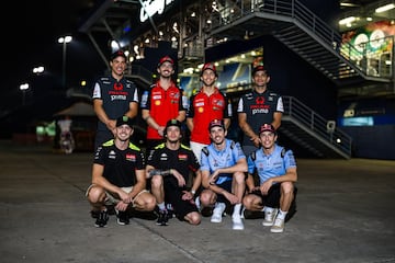 Los ocho pilotos de Ducati posan tras conseguir un pleno en el esprint de Tailandia: los italianos coparon las ocho primeras posiciones de la clasificacin.