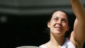 La tenista francesa Marion Bartoli, saluda tras vencer a la alemana Sabine Lisicki en Wimbledom.