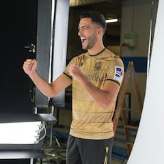 Merino posa con la nueva camiseta mientras decide su futuro