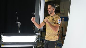 Mikel Merino, con la nueva camiseta de la Real Sociedad