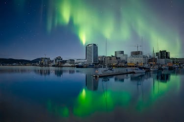 El sol nunca se pone desde principios de junio hasta principios de julio. En diciembre, el sol no llega a subir por el horizonte, creando una luz crepuscular azulada preciosa.