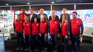 Las autoridades y los ocho embajadores posan en el acto de presentación de los centros deportivos para refugiados.