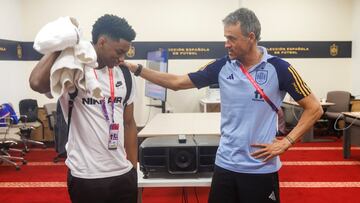 El defensa Alejandro Balde (i) saluda al seleccionador Luis Enrique (d) tras sumarse a primera hora de la tarde a la concentración de la selección española en la Universidad de Catar, tras volar desde Barcelona para ocupar la plaza que deja José Luis Gayá por un esguince de tobillo, recibido con cariño a su llegada por el capitán Sergio Busquets que introducirá en el grupo al único jugador que no había sido llamado hasta el Mundial.