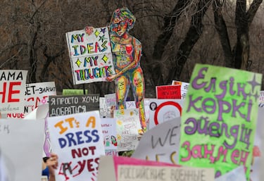 Las activistas sostienen las pancartas durante una manifestación para apoyar los derechos de la mujer en el Día Internacional de la Mujer en Almaty, Kazajistán.