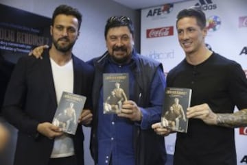 Numerosas personalidades del mundo del deporte han arropado a Petón en la presentación de ¿Quién dijo rendirse?, su libro sobre Carlos Matallanas, al que Fernando Torres pone como ejemplo por su "humildad, compromiso y espíritu competitivo".