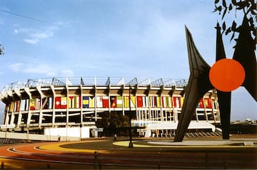 1986 - Sol Rojo y Estadio Azteca, engalanados para recibir, por segunda ocasión, a la Copa Mundial de Fútbol.