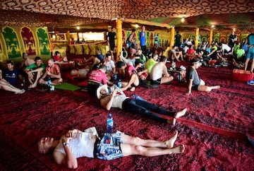 Los participantes descansan en el campamento después del final de la Etapa 3 de la 13ª edición de Titan Desert 2018 entre Alnif y Rissani, en el centro de Marruecos