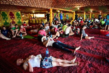 Los participantes descansan en el campamento después del final de la Etapa 3 de la 13ª edición de Titan Desert 2018 entre Alnif y Rissani, en el centro de Marruecos