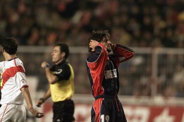 En la 2001-02 sí cayó el Atlético a partido único, pero las circunstancias no eran las de ahora. Para el bombo de la Copa, el equipo rojiblanco, con Luis en el banquillo, era el pequeño, porque estaba en Segunda. El azar le emparejó contra el Rayo Vallecano, que era de Primera. Por lo que el pase se resolvería en el Calderón. El tempranero gol de Torres sirvió de poco, porque en el 23’ García Calvo fue expulsado y el Rayo remontó hasta el 1-3.