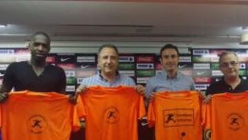 Abdoul Sissoko representó ayer al Hércules en la presentación de la prueba solidaria ‘24 horas corriendo por Nazaret’ que se va a celebrar este sábado en Alicante.