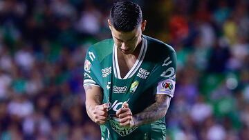 MEX3592. PUEBLA (MÉXICO), 24/09/2025.- James Rodríguez de León reacciona este martes, durante un partido de la Liga MX entre León y Mazatlán en el estadio León, en Guanajuato (México). EFE/ Luis Ramírez
