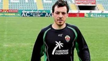 <b>ADIÓS. </b>Rubén se retira del Martínez Valero, ayer.