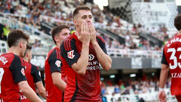 MURCIA, 01/06/2025.- El delantero del CD Mirandés, Urko Izeta, celebra el primer gol de su equipo durante el encuentro correspondiente a la última jornada de la Liga Hypermotion que Cartagena y Mirandés disputan hoy domingo en el estadio de Cartagonova, en Cartagena. EFE/Juan Carlos Caval.