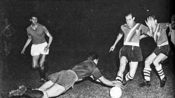 Palestino se tituló campeón en 1955, tras vencer 2-1 a Unión Española.