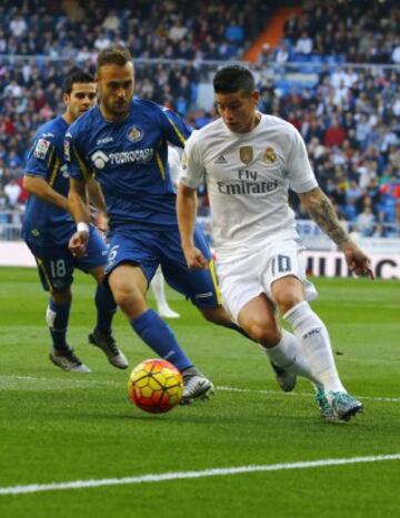 GRA151. MADRID, 05/12/2015.- El centrocampista colombiano del Real Madrid James Rodríguez (d) pelea un balón con el defensa del Getafe Juan Cala durante el partido de la decimocuarta jornada de liga en Primera División que se disputa esta tarde en el estadio Santiago Bernabéu. EFE/J.P.Gandul