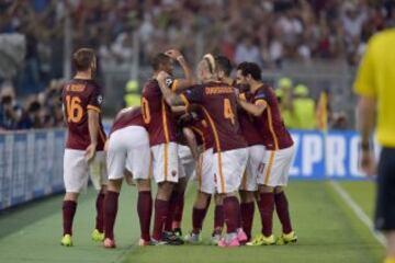 1-1. Alessandro Florenzi celebró el gol del empate con sus compañeros.