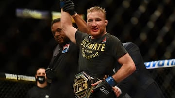 Justin Gaethje celebra su victoria en el UFC 249.