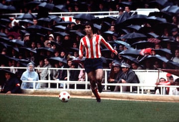 Otros futbolistas del Atlético que no alcanzaron la centena de partidos y formaron parte de su historia son Pizo Gómez (92 partidos), Orejuela (91), Julio Salinas (89), Panadero Díaz (88), Julio Alberto (86), Maniche (84), Salva (77), el mexicano Luis García (73), Pechuga San Román (70), el ahora delegado Pedro Pablo Matesanz (54), Rubén Baraja (51), el goleador del Doblete Penev (44), Mandzukic (43), Capdevila (40), Eusebio Sacristán (27) o el Pichichi Pruden (26 partidos y 37 goles). 
