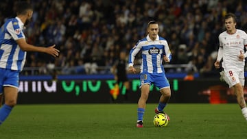 Luismi Cruz, con el balón, durante el partido contra la Cultural Leonesa.