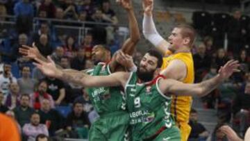 Paul Davis pelea el rebote con Bourousis.