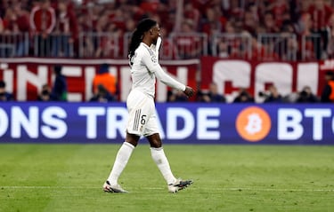 El mediocentro francés comete una falta y se lleva el balón para demorar el saque. El árbitro Slavko Vincic le muestra la seg8unda cartulina amarilla y posteriormente la roja.