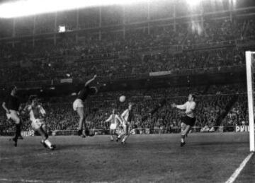 Gran escenario de finales. El 28 de mayo de 1969 se volvió a jugar la final de la Copa de Europa. Esta vez entre el Milan y el Ajax.