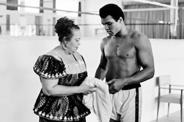 Muhammad Ali habla con su madre Odessa Grady Clay durante una sesión de entrenamiento tres días antes del campeonato mundial de peso pesado en Kinshasa. 