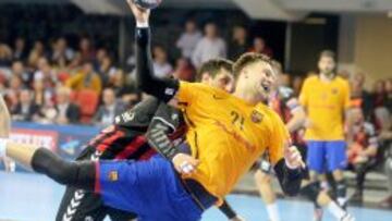 .El barcelonista Kamil Syprzak en una acción de ataque que trata de impedir Ilija Abutovic.