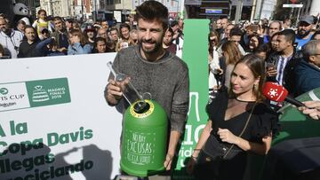 Gerard Piqu&eacute; tira una botella de vidrio a un contenedor en el acto de presentaci&oacute;n de la iniciativa &quot;A la Copa Davis llegas reciclando&quot; que han puesto en marca Ecoembres, Ecovidrio y la Copa Davis.