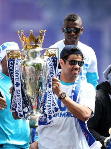 LONDON, ENGLAND - MAY 25: Diego Costa of Chelsea celebrates with the Premier League trophy duing the Chelsea FC Premier League Victory Parade on May 25, 2015 in London, England. (Photo by Ben Hoskins/Getty Images)