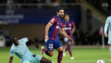 G¨¹ndogan, ante Coulibaly en el Bar?a-Amberes de este martes.