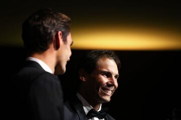 Rafael Nadal bromeando junto a Roger Federer. 