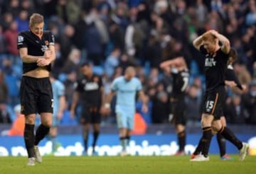 Manchester City sólo salvó un empate en la agonía ante Hull City.
