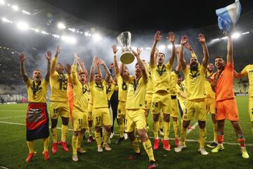 Despu¨¦s de 120 minutos de partido y 22 penaltis ante el Manchester United, el Villarreal se proclam¨® campe¨®n de la Europa League por primera vez en su historia en una noche inolvidable en Gdansk. Rulli fue el gran protagonista del encuentro tras detener el penalti decisivo a David De Gea, que fue el ¨²nico jugador que fall¨® su penalti despu¨¦s de los 21 aciertos anteriores.