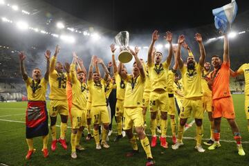 Después de 120 minutos de partido y 22 penaltis ante el Manchester United, el Villarreal se proclamó campeón de la Europa League por primera vez en su historia en una noche inolvidable en Gdansk. Rulli fue el gran protagonista del encuentro tras detener el penalti decisivo a David De Gea, que fue el único jugador que falló su penalti después de los 21 aciertos anteriores. 