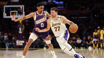 LOS ANGELES, CALIFORNIA - MARCH 16: Luka Doncic #77 of the Los Angeles Lakers handles the ball defended by Ryan Dunn #0 of the Phoenix Suns in the first half at Crypto.com Arena on March 16, 2025 in Los Angeles, California. NOTE TO USER: User expressly acknowledges and agrees that, by downloading and or using this Photograph, user is consenting to the terms and conditions of the Getty Images License Agreement. Meg Oliphant/Getty Images/AFP (Photo by Meg Oliphant / GETTY IMAGES NORTH AMERICA / Getty Images via AFP)