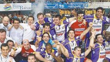 <b>EUFÓRICOS. </b>Juan Carlos Pastor y todos sus jugadores posan tras ganar la Copa del Rey, el primer título que obtiene el equipo pucelano.