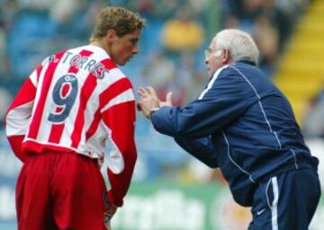 Torres recibe órdenes de Aragonés durante un Deportivo de La Coruña-Atlético de Madrid el 1 de junio de 2003.
