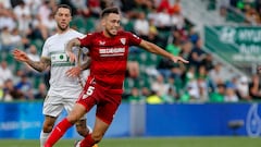 ELCHE (ALICANTE), 24/05/2023.- El centrocampista argentino del Sevilla Lucas Ocampos (d) se va de Tete Morente, del Elche, durante el encuentro de LaLiga Santander entre Elche y Sevilla, en el estadio Martínez Valero de Elche. EFE/Manuel Lorenzo
