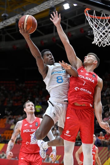 Valdez Edgecombe Jr., escolta de Bahamas, ante el Líbano en el Preolímpico de Valencia.