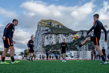 Recinto deportivo de Gibraltar, se alza junto al aeropuerto y la avenida Winston Churchill desde su inauguración en 1926, como un estadio de usos múltiples propiedad de la Gibraltar Football Association. Con capacidad para unos 5.000 espectadores, ofrece una de las estampas más singulares del fútbol europeo: el imponente Peñón de Gibraltar dominando el horizonte detrás de sus gradas.