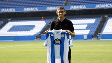 Antonio Hidalgo posa con la camiseta del Deportivo en Riazor.