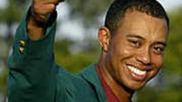 <b>EL MÁS GRANDE</B>. Tiger Woods saluda tras conseguir por tercera vez en su carrera el Masters.