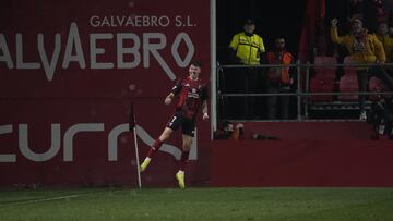 Adrián Butzke celebra el cuarto gol del Mirandés ante el Racing de Ferrol.