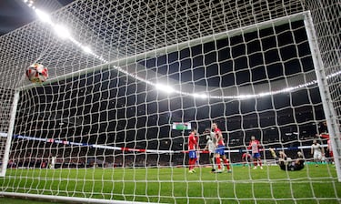1-1. Falta en la frontal de área que lanza Luka Modric, Jan Oblak falla en la salida y despeja el balón dentro de su propia portería.