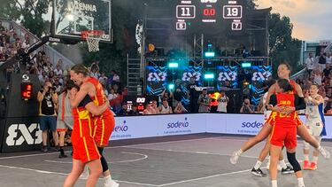 Las cuatro integrantes de la Selecci¨®n femenina de baloncesto 3x3 celebran su oro en la Copa de Europa de Viena (Austria).