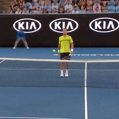 ¡Wawrinka da un pelotazo al rival en sus partes nobles!