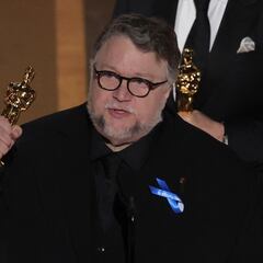 Qué significa el moño azul que llevó Guillermo del Toro en los Oscars 2023