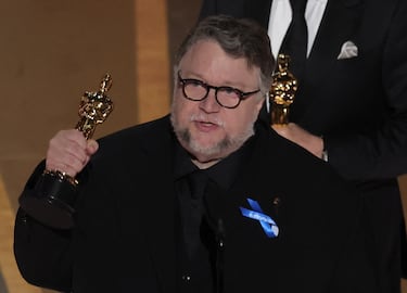 ?Qué significan los lazos azules que llevan algunos invitados en los Oscars 2023?